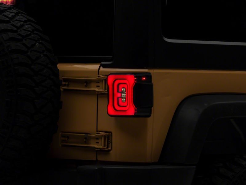Feux arrière à LED Raxiom 07-18 Jeep Wrangler JK Axial Series Carver - Boîtier noir (lentille fumée)