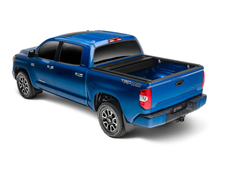 Housse de caisse RetraxONE XR pour Toyota Tundra 2022+ (caisse de 5,7 pieds avec système de rails de pont)