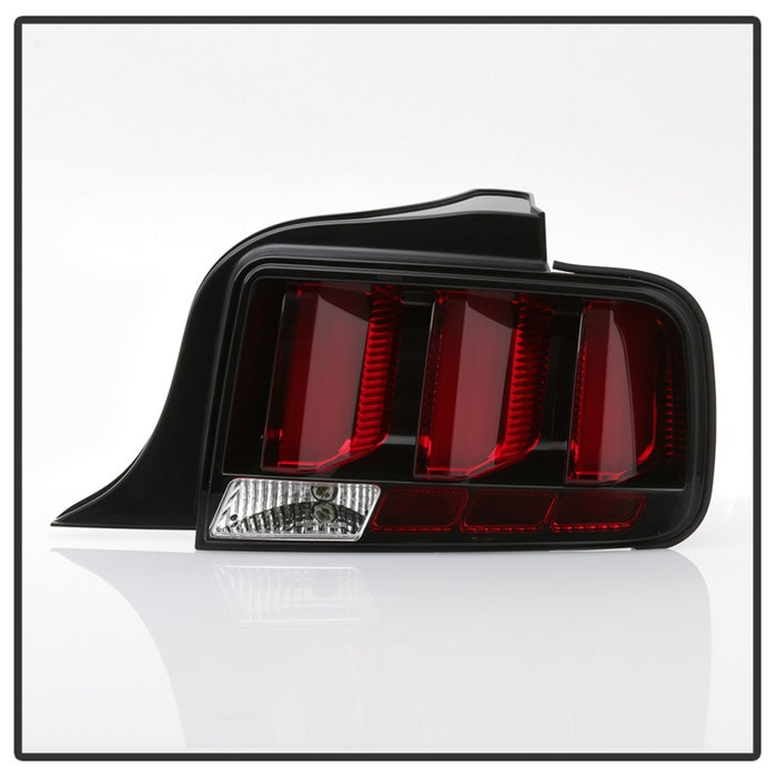 Feux arrière à LED Spyder 05-09 Ford Mustang (barre lumineuse rouge) - Noir ALT-YD-FM05V3-RBLED-BK