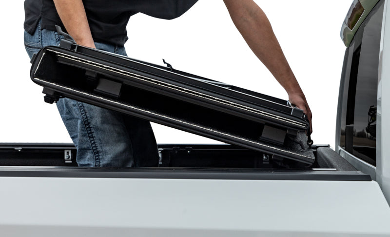 Housse de protection à trois volets Access LOMAX Pro Series 2019+ Ram 1500 5 pi 7 po à caisse courte Blk Diamond Mist (sans boîte Ram)