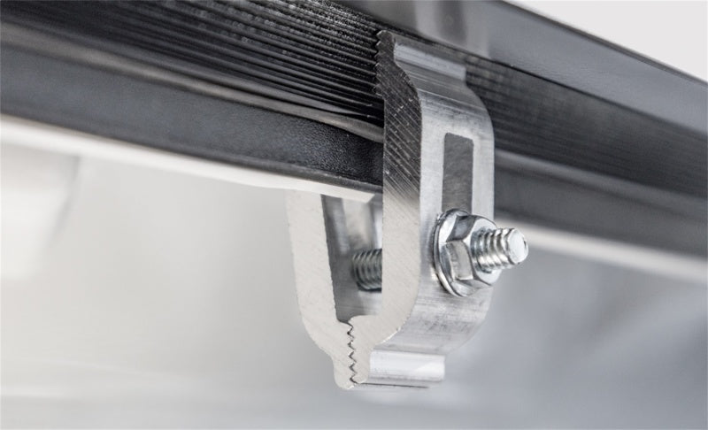 Couvercle à trois volets en aluminium Access LOMAX avec rails séparés, finition uréthane BK, Dodge Ram 19-20, 5 pi 7 po, sans RamBox