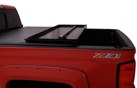 Couvre-caisse rigide pliable Lund 15-17 pour Chevy Colorado Fleetside (caisse de 5 pieds) - Noir