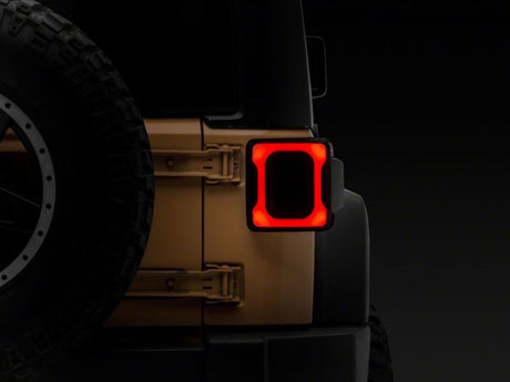 Feux arrière à LED Raxiom 07-18 Jeep Wrangler JK Axial Series Carver - Boîtier noir (lentille fumée)