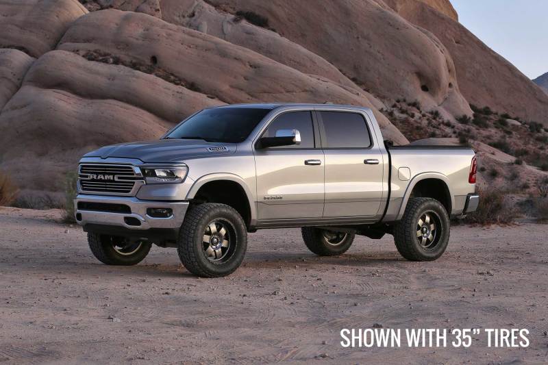 Système de base Fabtech 19-21 Ram 1500 4WD 6 pouces avec amortisseurs de performance