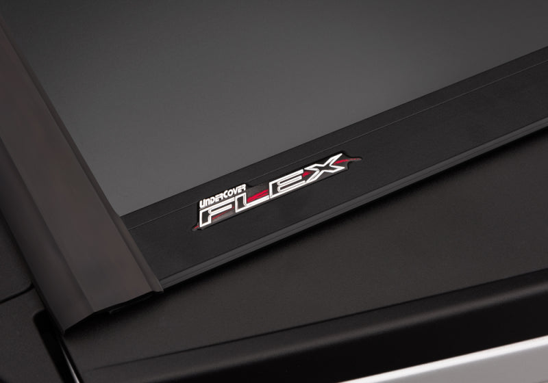 Housse de caisse UnderCover 15-20 pour Ford F-150 5,5 pieds Ultra Flex - Finition noir mat