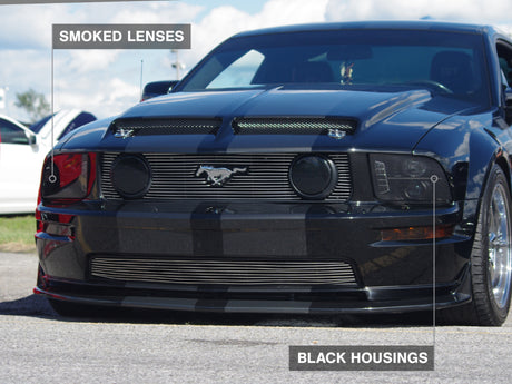 Phares avant à DEL halogènes Raxiom 05-09 Ford Mustang avec projecteurs halogènes - Hsng noir (lentilles fumées excluant GT500)
