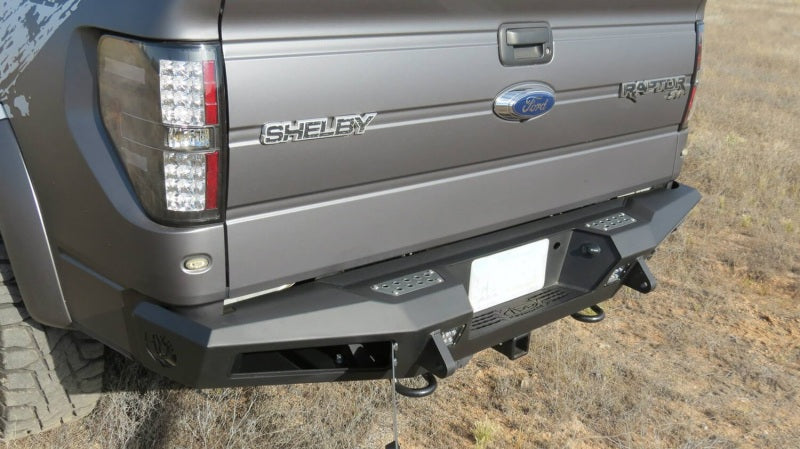 Addictive Desert Designs 10-14 Ford F-150 Raptor HoneyBadger Pare-chocs arrière avec crochets de remorquage