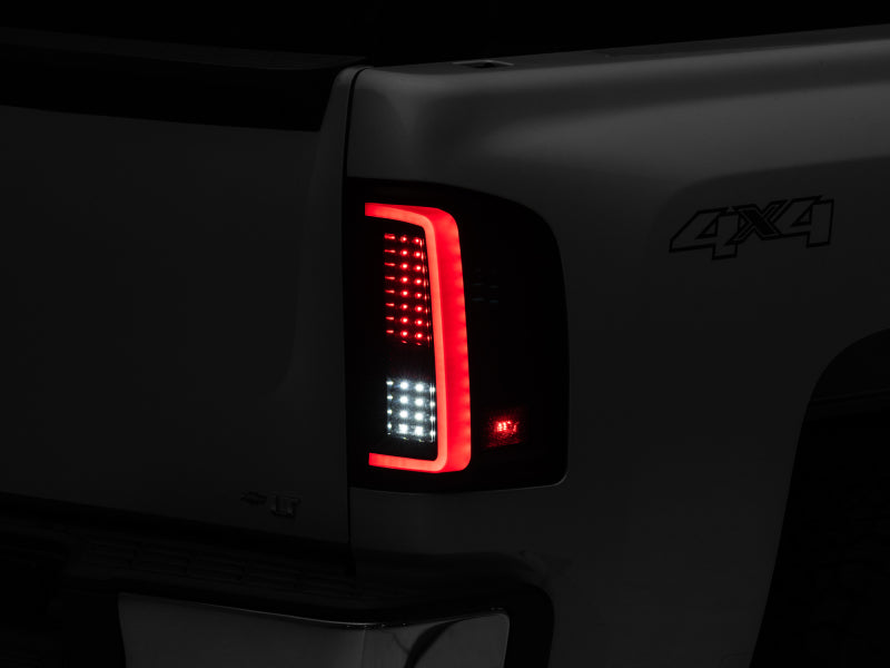 Feux arrière à LED Raxiom 07-13 Chevy Silverado 1500 G2 - Boîtier noir (lentille transparente)