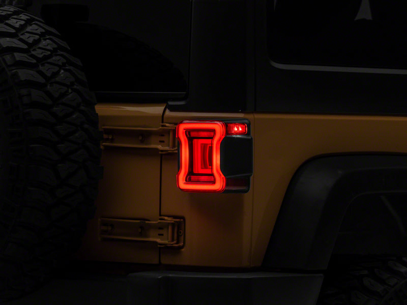 Feux arrière à LED Raxiom 07-18 Jeep Wrangler JK Axial Series JL Style - Boîtier noir - Lentille rouge