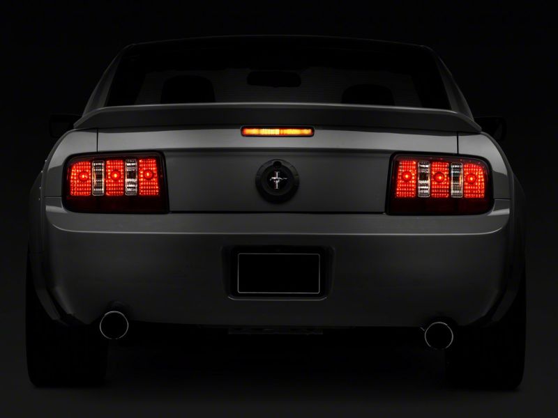 Feux arrière Raxiom 05-09 Ford Mustang Coyote - Boîtier noir (lentille fumée)