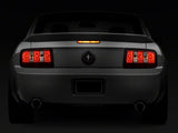 Feux arrière Raxiom 05-09 Ford Mustang Coyote - Boîtier noir (lentille fumée)