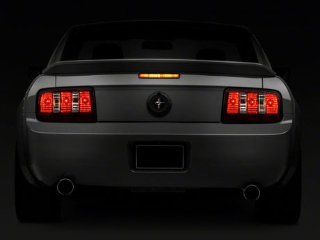 Feux arrière Raxiom 05-09 Ford Mustang Coyote - Boîtier noir (lentille fumée)