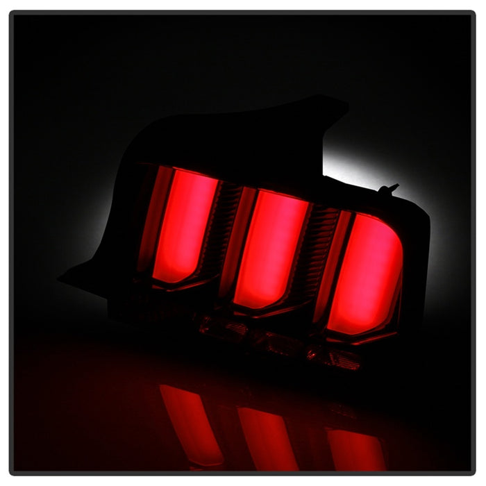 Feux arrière à LED Spyder 05-09 Ford Mustang (barre lumineuse rouge) - Noir ALT-YD-FM05V3-RBLED-BK