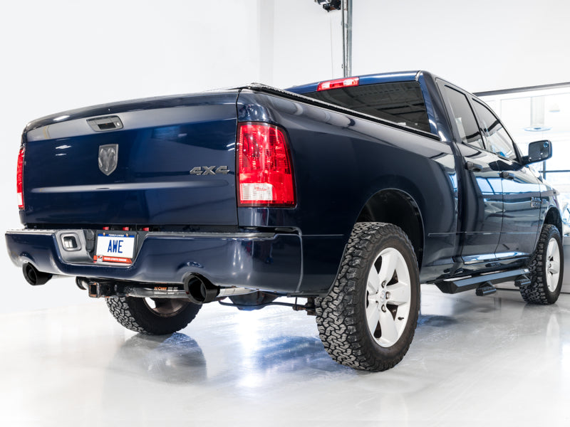 AWE Tuning 09-18 RAM 1500 5.7L (avec découpes) 0FG Échappement Cat-Back à double sortie arrière - Embouts noirs diamantés