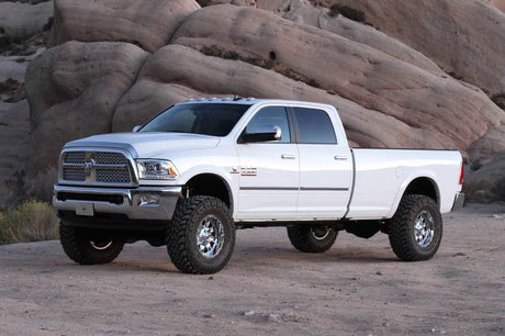 Fabtech 13-18 Ram 3500 4WD avec bras radiaux d'usine 5 pouces Système de base avec amortisseurs Perf.