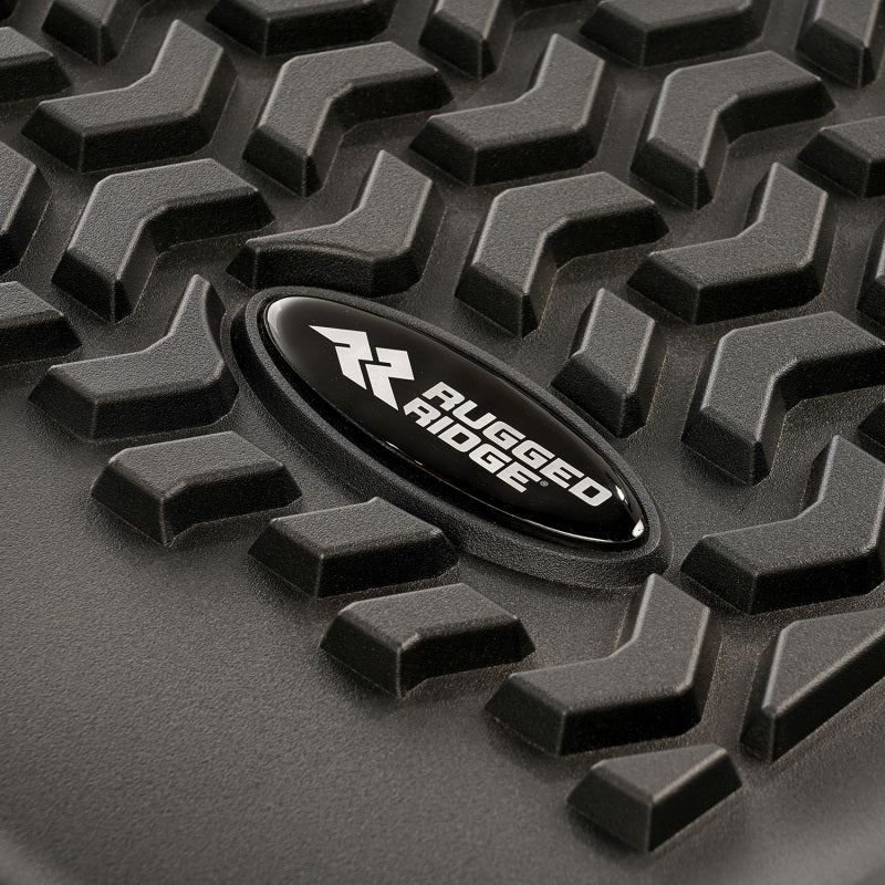 Revêtement de plancher arrière Rugged Ridge noir pour Chevy Silverado Crew 2020