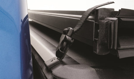 Couvre-caisse rigide pliable Lund 16-23 pour Toyota Tacoma (caisse de 5 pieds) - Noir