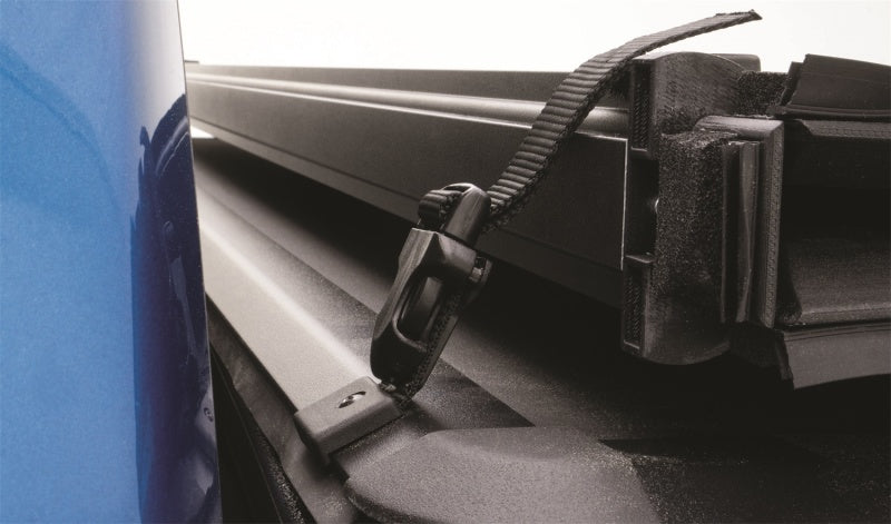 Couvre-caisse rigide pliable Lund 16-23 pour Toyota Tacoma (caisse de 5 pieds) - Noir