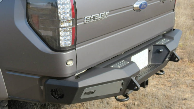 Addictive Desert Designs 10-14 Ford F-150 Raptor HoneyBadger Pare-chocs arrière avec crochets de remorquage