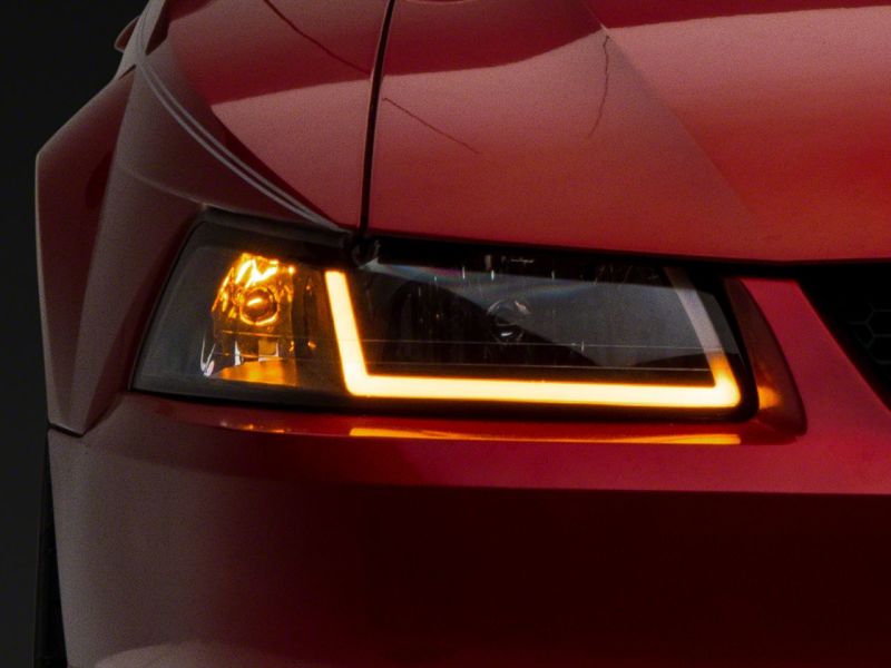 Phares Raxiom 99-04 Ford Mustang Axial Series avec barre LED séquentielle - Boîtier noir (lentille transparente)
