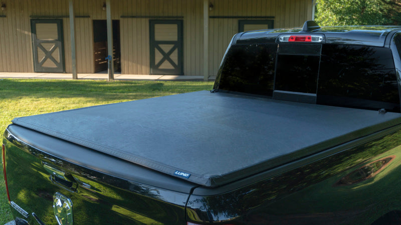 Lund 16-23 Nissan Titan (5.5ft. Bed w/o Titan Box) Genesis Tri-Fold Tonneau Cover - Black