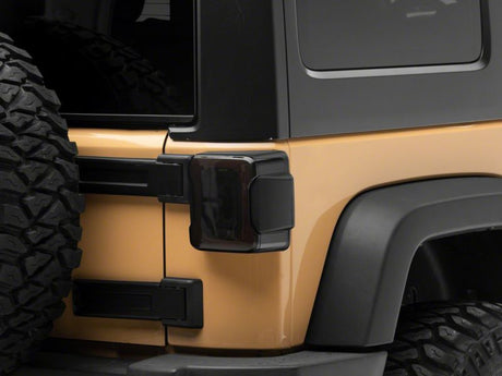 Feux arrière à LED Raxiom 07-18 Jeep Wrangler JK Axial Series - Boîtier noir (lentille fumée)