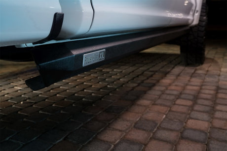 AMP Research 20-23 Chevy Silverado 1500 Crew Cab PowerStep XL - Noir (avec éclairage de style OEM)