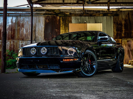 Phare projecteur Halo CCFL Raxiom 05-09 Ford Mustang GT V6 Axial Series - Boîtier noir (lentille Smkd)