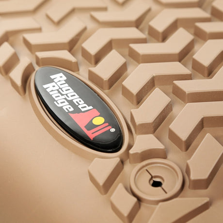 Revêtement de plancher avant Rugged Ridge Tan 2011-2012 Ford F-250 / F-350 Regular / Extended