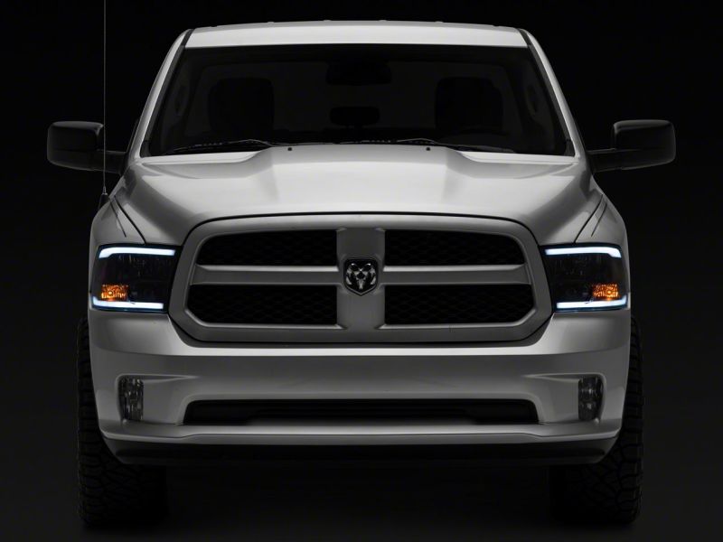 Phares axiaux Raxiom 09-18 Dodge RAM 1500/2500/3500 avec barre LED SEQL - Boîtier noir (lentille transparente)