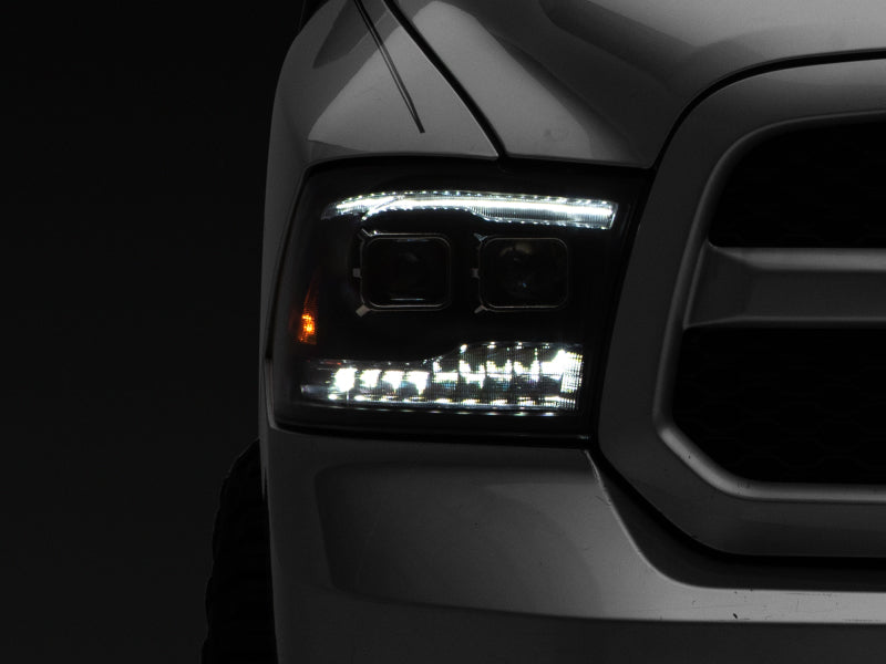 Phares de projecteur à LED Raxiom 09-18 RAM 1500 avec clignotants Switchback - Boîtier noir (lentille transparente)