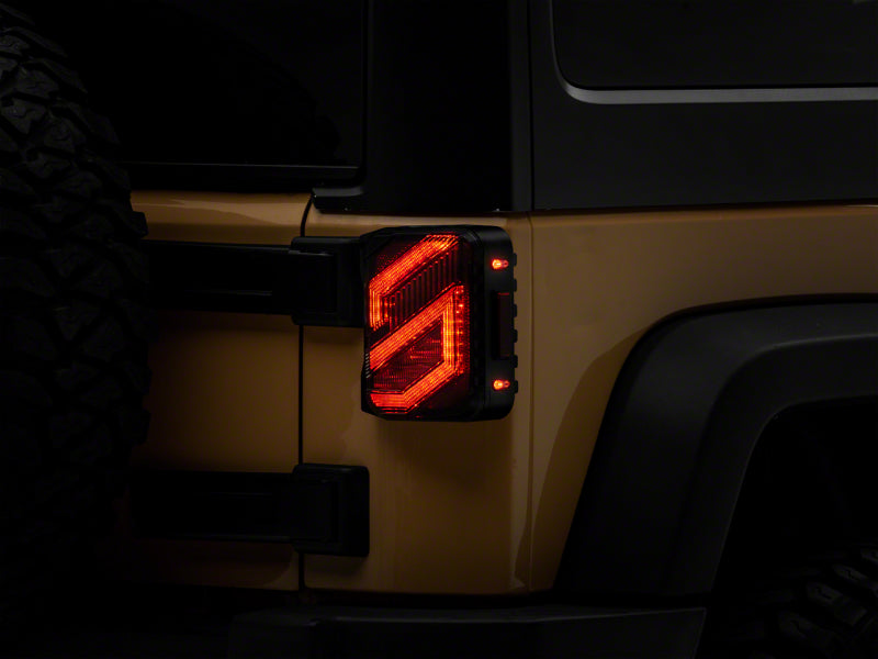 Feux arrière à LED Raxiom 07-18 Jeep Wrangler JK Axial Series Trident - Boîtier noir (lentille transparente)