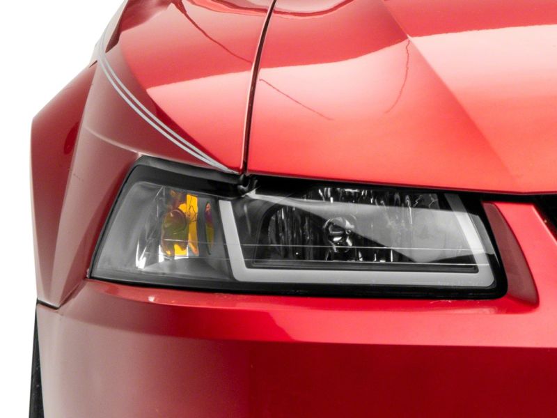 Phares Raxiom 99-04 Ford Mustang Axial Series avec barre LED - Boîtier noir (lentille transparente)