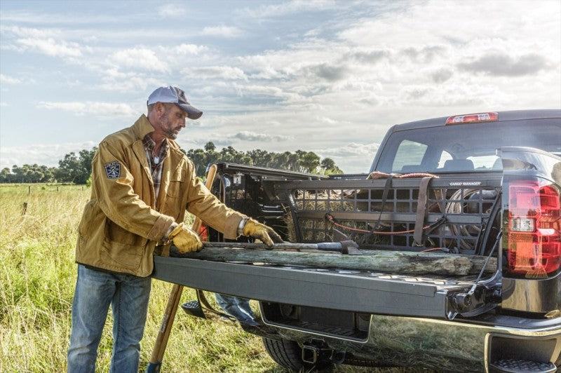 Roll-N-Lock 99-07 Chevy Silverado/Sierra avec capuchons de rail d'origine LB 96-3/4 po Cargo Manager