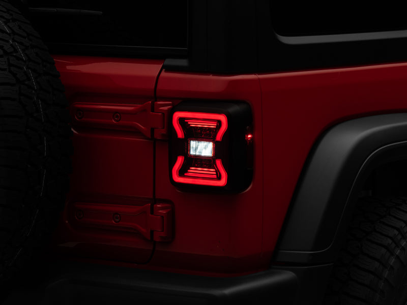 Feux arrière à LED Raxiom 18-22 Jeep Wrangler JL - Boîtier noir - Lentille rouge