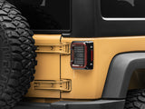 Feux arrière à LED Raxiom 07-18 Jeep Wrangler JK Axial Series - Boîtier noir (lentille fumée foncée)