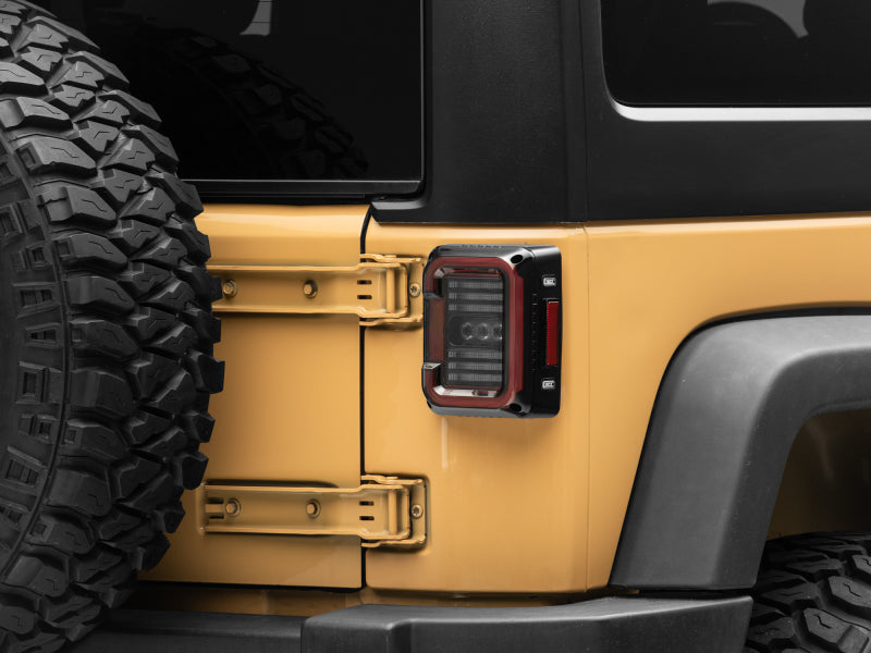 Feux arrière à LED Raxiom 07-18 Jeep Wrangler JK Axial Series - Boîtier noir (lentille fumée foncée)