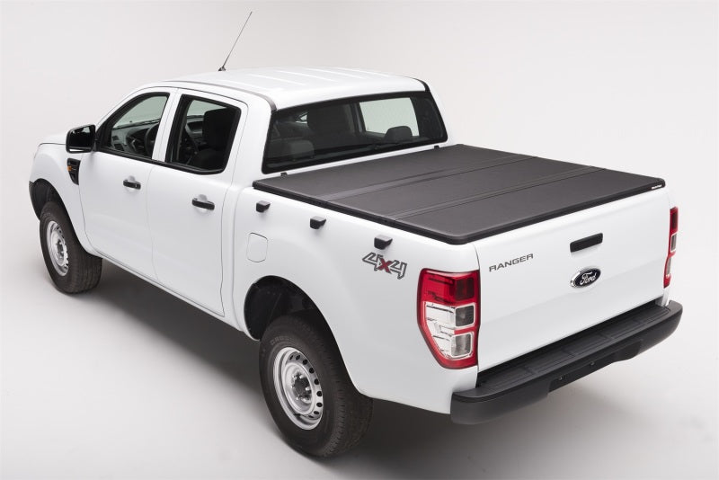 Extang 05-16 Nissan Frontier (lit de 5 pieds) (avec ou sans système de chenilles) (5 pieds) Solid Fold 2.0