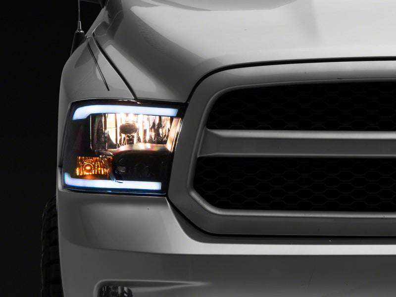 Phares axiaux Raxiom 09-18 Dodge RAM 1500/2500/3500 avec barre LED SEQL - Boîtier noir (lentille transparente)