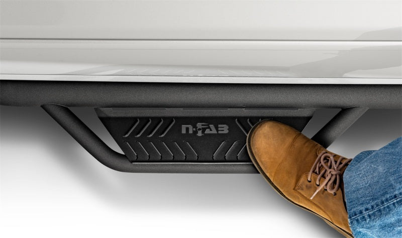 N-Fab Podium LG 2019 Chevy/GMC 1500 Crew Cab - Longueur de la cabine - Tex. Black - 3 po