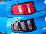 Feux arrière à LED Raxiom 10-12 Ford Mustang Vector V2 - Boîtier noir brillant (lentille transparente)