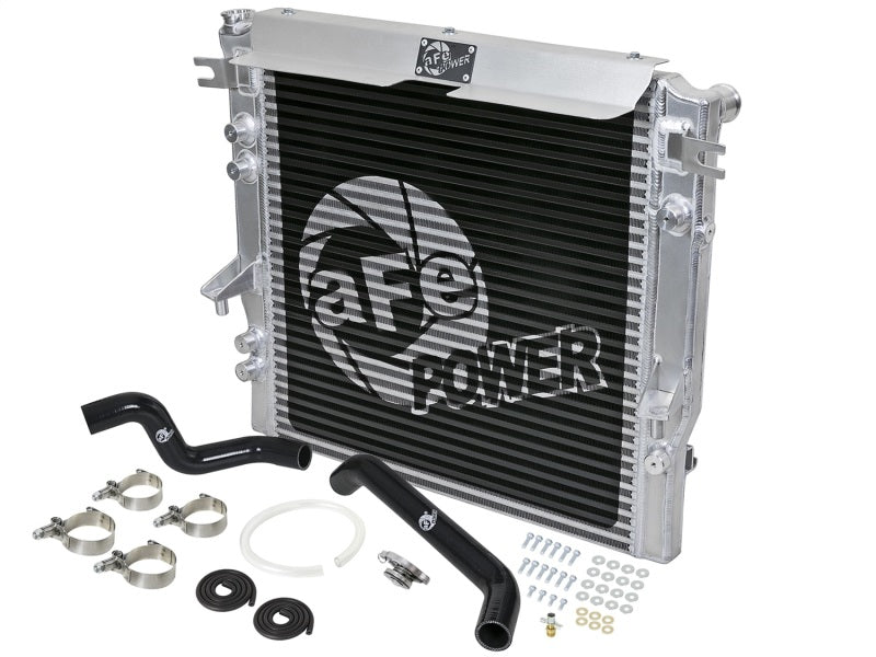 Radiateur à barres et plaques aFe BladeRunner GT Series avec tuyaux noirs 07-11 Jeep Wrangler (JK) V6 3,8 L