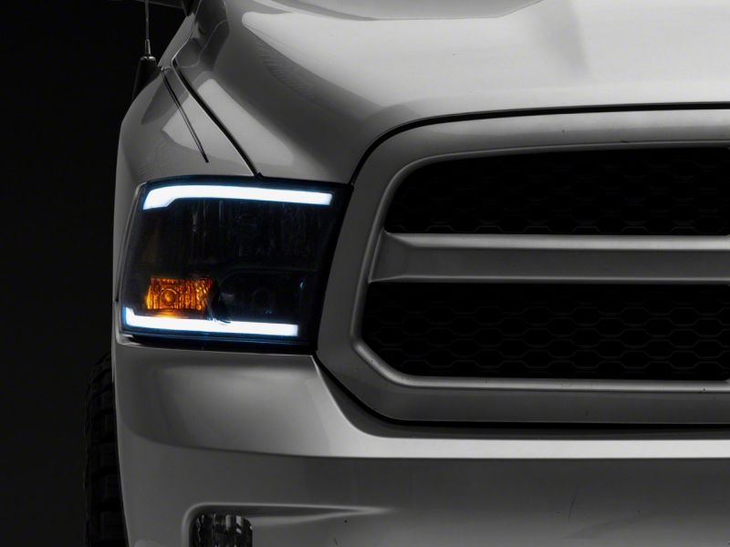 Phares Raxiom 09-18 Dodge RAM 1500/2500/3500 série axiale avec barre LED - boîtier noir (lentille transparente)