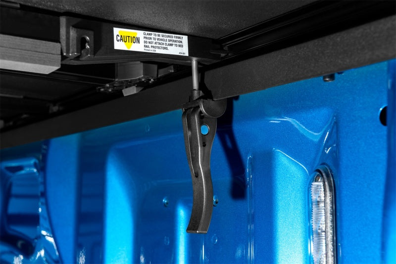 Couvre-caisse rigide pliable Lund 16-23 pour Toyota Tacoma (caisse de 5 pieds) - Noir