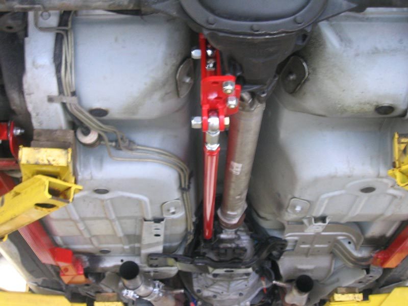 Bras de couple réglable monté sur la transmission GM F-Body UMI Performance 82-02