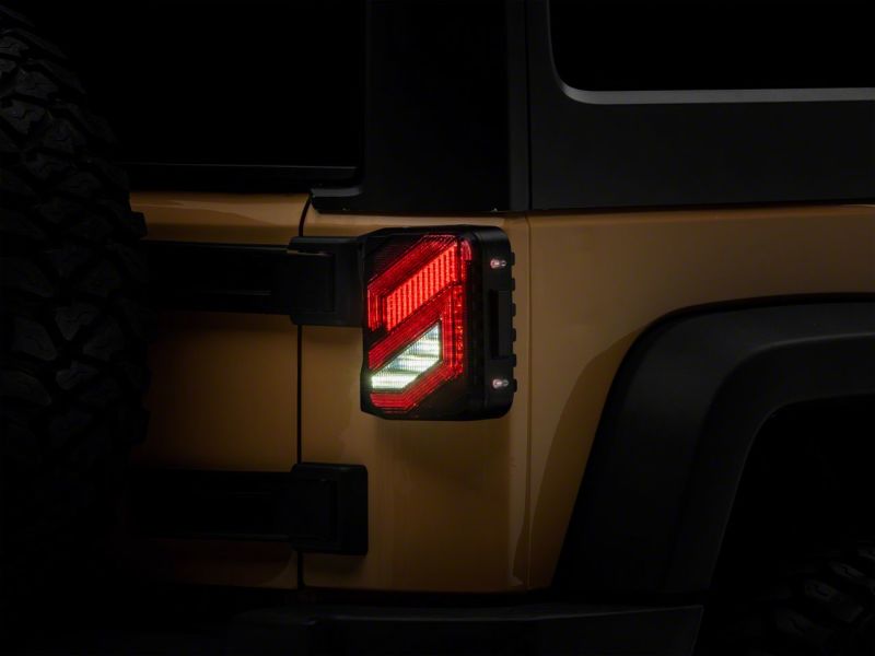 Feux arrière à LED Raxiom 07-18 Jeep Wrangler JK Axial Series Trident - Boîtier noir (lentille fumée)