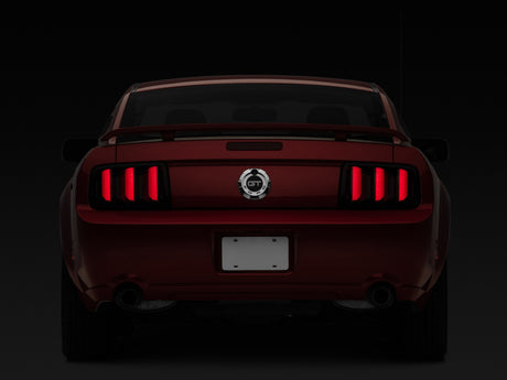 Feux arrière à LED Raxiom 05-09 Ford Mustang Vector V2 - Boîtier noir (lentille fumée)