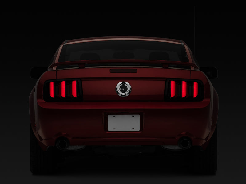 Feux arrière à LED Raxiom 05-09 Ford Mustang Vector V2 - Boîtier noir (lentille fumée)