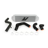 Intercooler argenté Mishimoto 2013+ Ford Focus ST avec tuyaux noirs