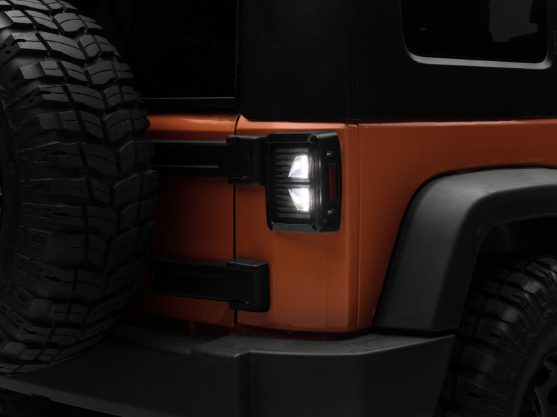 Feux arrière à LED Raxiom 07-18 Jeep Wrangler JK Axial Series Vision - Boîtier noir (lentille fumée)